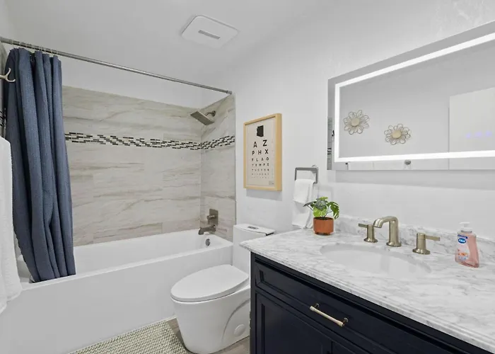 Edens Escape Comfort, Style And Prime In By Kivoya Apartment *