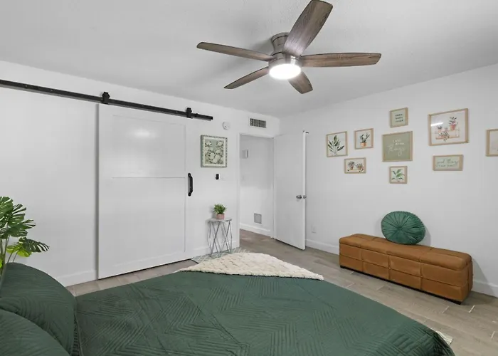 Edens Escape Comfort, Style And Prime In By Kivoya Apartment *